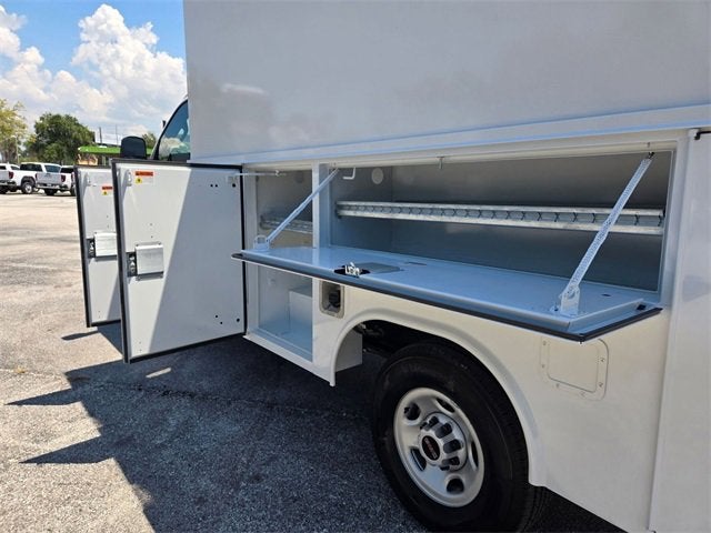 2025 GMC Savana Cutaway 3500 1WT