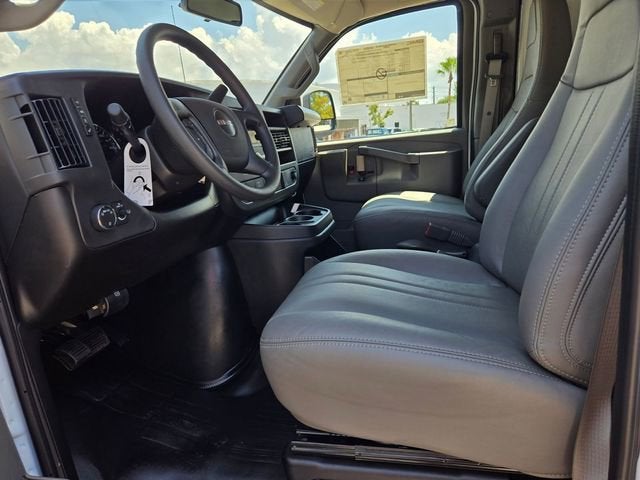 2025 GMC Savana Cutaway 3500 1WT
