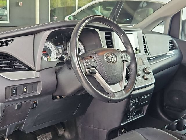2017 Toyota Sienna SE - Photo 11