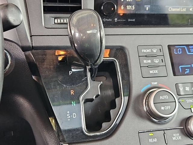 2017 Toyota Sienna SE - Photo 16